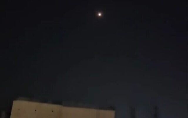 Un système de défense aérienne israélien interceptant un missile lancé par les Houthis du Yémen, soutenus par la République islamique, dans la nuit du 5 août 2025. (Crédit : Capture d'écran/Telegram)