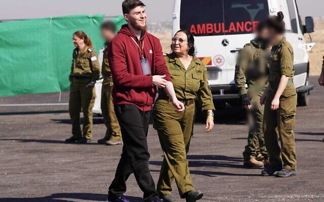 L'otage libéré Sasha Troufanov à son retour en Israël après 498 jours de captivité à Gaza, le 15 février 2025. (Crédit : Armée israélienne) L'otage libéré Sasha Troufanov à son retour en Israël après 498 jours de captivité à Gaza, le 15 février 2025. (Crédit : Armée israélienne)