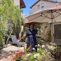 L'enseignante juive Yiscah Smith dans son jardin à Jérusalem, le 22 mai 2025. (Crédit : Rossella Tercatin/Times of Israel)