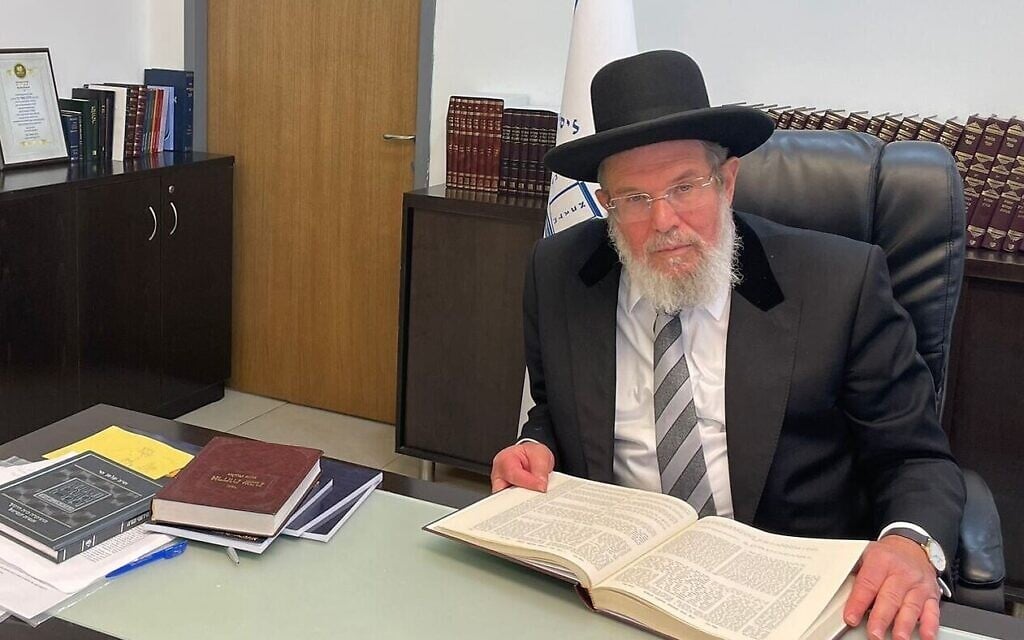 Le Grand Rabbin ashkénaze Kalman Ber dans son bureau, à Jérusalem le 22 juillet 2025. (Crédit : Rossella Tercatin/Times of Israel) Le Grand Rabbin ashkénaze Kalman Ber dans son bureau, à Jérusalem le 22 juillet 2025. (Crédit : Rossella Tercatin/Times of Israel)