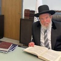 Le grand rabbin ashkénaze Kalman Ber dans son bureau à Jérusalem le 22 juillet 2025. (Crédit : Rossella Tercatin/Times of Israel)