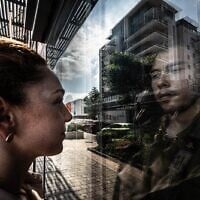 Shiri Rashti et Adiv Chemel, l'un des couples présentés dans l'exposition « Love in the Shadow of War » (L'amour dans l'ombre de la guerre) au Musée de la tolérance de Jérusalem, qui ouvrira ses portes le 8 août 2025. (Crédit : Limor Tzadok)