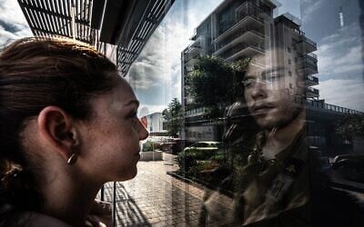 Shiri Rashti et Adiv Chemel, l'un des couples présentés dans l'exposition « Love in the Shadow of War » (L'amour dans l'ombre de la guerre) au Musée de la tolérance de Jérusalem, qui ouvrira ses portes le 8 août 2025. (Crédit : Limor Tzadok)