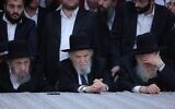 Les rabbins Dov Lando (à gauche) et Moshe Hillel Hirsch (au centre) assistant à une conférence contre l'enrôlement organisée par le Vaad HaYeshivot (Comité des Yeshivot), le 31 juillet 2025. (Crédit : Shuki Lehrer)