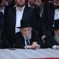 Les rabbins Dov Lando (à gauche) et Moshe Hillel Hirsch (au centre) assistant à une conférence contre l'enrôlement organisée par le Vaad HaYeshivot (Comité des Yeshivot), le 31 juillet 2025. (Crédit : Shuki Lehrer)