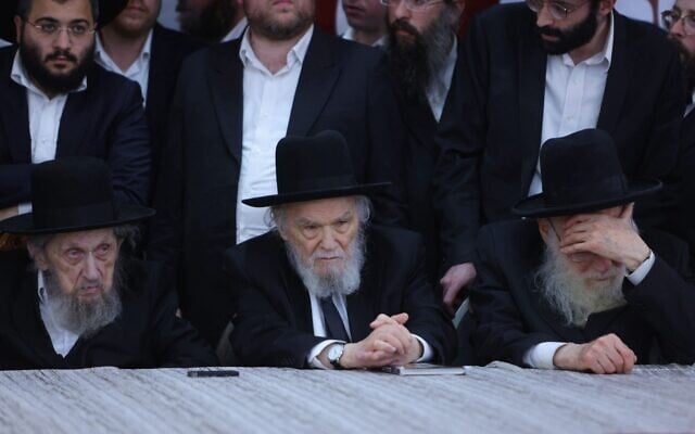 Les rabbins Dov Lando (à gauche) et Moshe Hillel Hirsch (au centre) assistant à une conférence contre l'enrôlement organisée par le Vaad HaYeshivot (Comité des Yeshivot), le 31 juillet 2025. (Crédit : Shuki Lehrer)