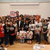 L'envoyé spécial américain Steve Witkoff rencontrant les familles des otages, sur la Place des Otages, à Tel Aviv, le 2 août 2025. (Crédit : Forum des familles des otages et disparus)