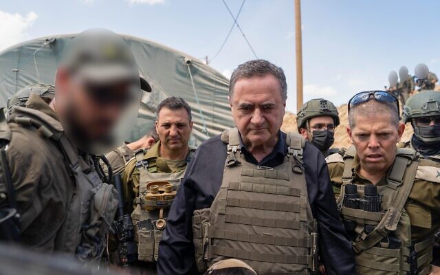 Le ministre de la Défense israélien Katz visite un poste de l'armée israélienne dans la zone tampon de la bande de Gaza, le 5 août 2025. (Crédit : Ariel Hermoni/Ministère de la Défense)