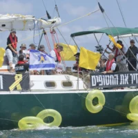 Les proches des otages israéliens retenus par le Hamas quittent Ashkelon, le 7 août 2025. (Crédit : Nadav Porat Hamski / Forum des familles des otages)