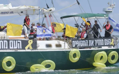 Les proches des otages israéliens retenus par le Hamas quittent Ashkelon, le 7 août 2025. (Crédit : Nadav Porat Hamski / Forum des familles des otages)
