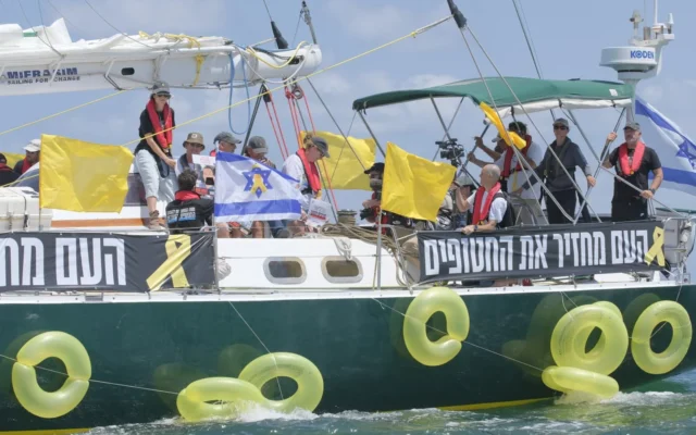 Les proches des otages israéliens retenus par le Hamas quittent Ashkelon, le 7 août 2025. (Crédit : Nadav Porat Hamski / Forum des familles des otages)