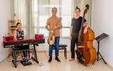 Le musicien Piris Eliyahu (au centre) jouera avec son trio, composé de son épouse Larissa Eliyahu et du contrebassiste Daniel Avrin, dans leur nouvelle œuvre « Advat », le 21 août 2025. (Crédit : Autorisation)