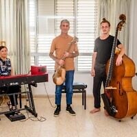 Le musicien Piris Eliyahu (au centre) jouera avec son trio, composé de son épouse Larissa Eliyahu et du contrebassiste Daniel Avrin, dans leur nouvelle œuvre « Advat », le 21 août 2025. (Crédit : Autorisation)