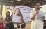 Sigal Price, mère de Noa Price, assassinée par des hommes armés du Hamas le 7 octobre 2023, s'adresse au mouvement des nouvelles mères et des femmes pour arrêter la guerre de Gaza et obtenir la libérattion de tous les otages, à Nahal Oz, dans le sud d'Israël, le 10 août 2025. (Naama Zeevi Rivlin)