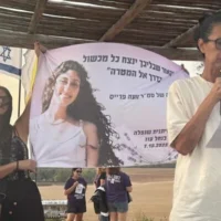 Sigal Price, mère de Noa Price, assassinée par des hommes armés du Hamas le 7 octobre 2023, s'adresse au mouvement des nouvelles mères et des femmes pour arrêter la guerre de Gaza et obtenir la libérattion de tous les otages, à Nahal Oz, dans le sud d'Israël, le 10 août 2025. (Naama Zeevi Rivlin)