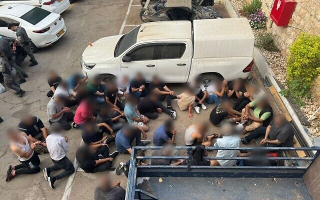 Des Gazaouis supposément en situation irrégulière en Israël, après leur arrestation par la police à Nazareth le 11 août 2025. (Police israélienne)