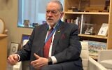 L'ambassadeur américain en Israël, Mike Huckabee, s'adresse au Times of Israel, le 12 août 2025. (Crédit : Autorisation)