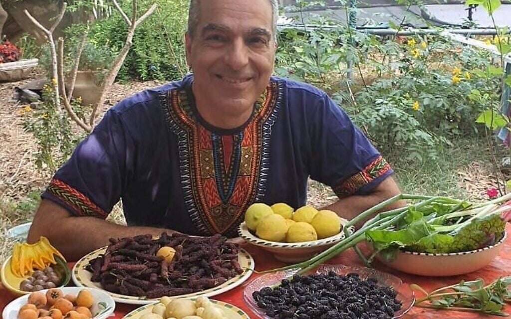 En tenue de circonstance, vêtu d'une chemise africaine, l'ambassadeur Gideon Behar déguste les produits de son jardin. (Crédit : Ambassade d'Israël en Afrique du Sud) En tenue de circonstance, vêtu d'une chemise africaine, l'ambassadeur Gideon Behar déguste les produits de son jardin. (Crédit : Ambassade d'Israël en Afrique du Sud)