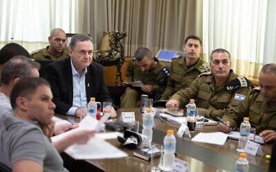 Le ministre de la Défense Israel Katz, le chef d'état-major de l'armée israélienne, le lieutenant-général Eyal Zamir, et d'autres responsables militaires et de la défense dans le bureau de Katz à Tel Aviv le 14 août 2025. (Crédit : Shira Keinan/ministère de la Défense)