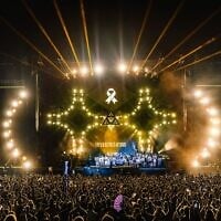 Les familles des 50 otages restants montent sur scène lors du deuxième concert annuel Nova Healing Concert au parc Yarkon de Tel Aviv, le 14 août 2025. (Crédit : Eclipse Media)