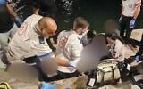 Des secouristes prodiguant les premiers soins à une personne blessée par l'hélice d'un bateau, au large de Jaffa, le 16 août 2025. (Crédit : Magen David Adom)