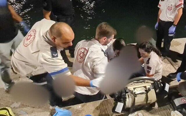 Des secouristes prodiguant les premiers soins à une personne blessée par l'hélice d'un bateau, au large de Jaffa, le 16 août 2025. (Crédit : Magen David Adom)