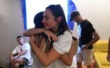 Gal Gadot embrasse Einav Zangauker, mère de l'otage Matan Zangauker, sur la place des Otages, le 17 août 2025. (Crédit : Lior Rotstein/Forum des familles des otages et des disparus)