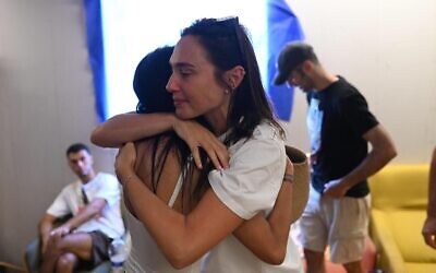 Gal Gadot embrasse Einav Zangauker, mère de l'otage Matan Zangauker, sur la place des Otages, le 17 août 2025. (Crédit : Lior Rotstein/Forum des familles des otages et des disparus)