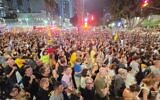 Une foule immense réunie sur la Place des Otages à Tel Aviv et dans ses environs pour réclamer un accord en vue de la libération des otages détenus par le Hamas à Gaza, le 17 août 2025. (Crédit : Efrat Safran/Mouvement de protestation pour la démocratie)