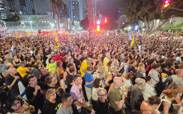 Une foule immense réunie sur la Place des Otages à Tel Aviv et dans ses environs pour réclamer un accord en vue de la libération des otages détenus par le Hamas à Gaza, le 17 août 2025. (Crédit : Efrat Safran/Mouvement de protestation pour la démocratie)