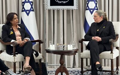 La représentante spéciale de l'ONU sur les violences sexuelles dans les conflits, Pramila Patten (à gauche) et la Première dame israélienne, Michal Herzog, à Jérusalem, en janvier 2024. (Crédit : Bureau du président)