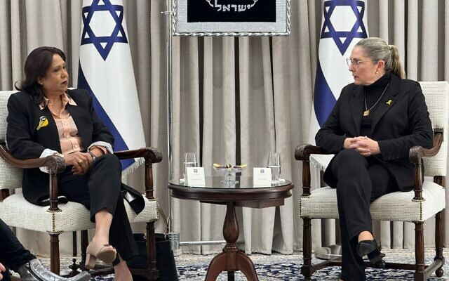 La représentante spéciale de l'ONU sur les violences sexuelles dans les conflits, Pramila Patten (à gauche) et la Première dame israélienne, Michal Herzog, à Jérusalem, en janvier 2024. (Crédit : Bureau du président)
