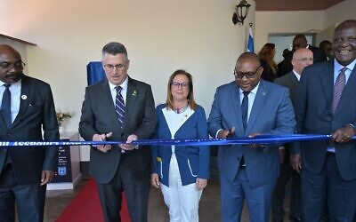 Le ministre des Affaires étrangères Gideon Saar (à gauche) coupant le ruban lors de l'inauguration de l'ambassade d'Israël, aux côtés de son homologue zambien, Mulambo Haimbe (à droite), et de l'ambassadrice d'Israël, Ofra Farhi, à Lusaka, en Zambie, le 20 août 2025. (Crédit : Shlomi Amsalem/GPO)