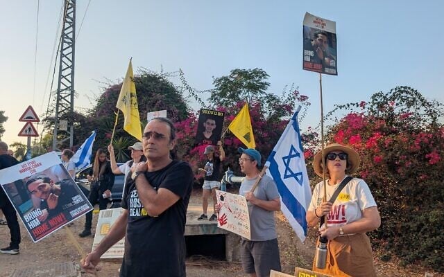Yehuda Cohen manifeste devant le domicile du ministre de la Défense Israel Katz, le 24 août 2025. (Crédit : Tanya Zion-Waldoks/Forum des familles d'otages)