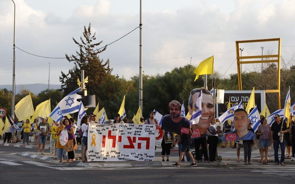 Des manifestants au carrefour Cabri, dans le nord d'Israël, brandissant des drapeaux et des pancartes appelant à la libération des otages, le 26 août 2025. (Crédit : Amir Yarchi/Mouvement de protestation pour la démocratie)