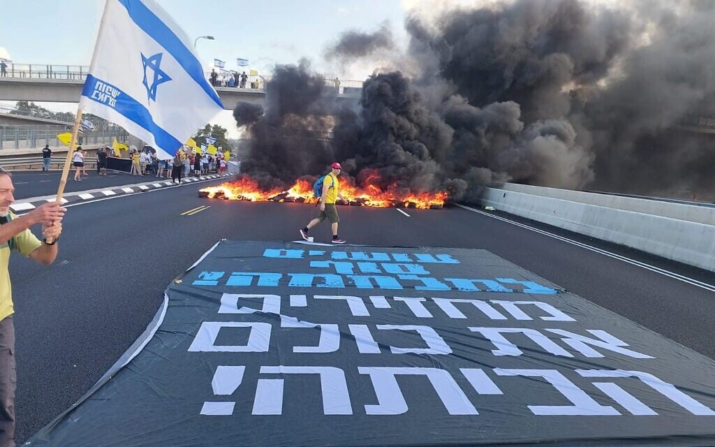 Des manifestants bloquant la zone du carrefour Yakum, le long de la Route 2, pour réclamer un accord visant à libérer les otages et à mettre fin à la guerre à Gaza, le 26 août 2025. (Crédit : Idit Avishay/Mouvement de protestation pour la démocratie)