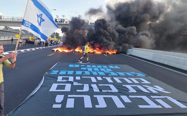 Des manifestants bloquant la zone du carrefour Yakum, le long de la Route 2, pour réclamer un accord visant à libérer les otages et à mettre fin à la guerre à Gaza, le 26 août 2025. (Crédit : Idit Avishay/Mouvement de protestation pour la démocratie)