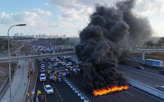 Des manifestants bloquent le carrefour de Yakum, le long de la route 2, pour réclamer un accord visant à libérer les otages et à mettre fin à la guerre à Gaza, le 26 août 2025. (Crédit : Simon/Mouvement de protestation pro-démocratie)