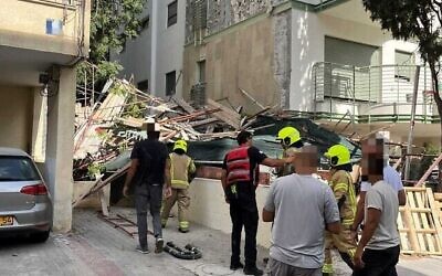 Les secouristes du Magen David Adom arrivent sur les lieux de l'effondrement d'un échafaudage à Tel Aviv qui a tué un ouvrier, le 26 août 2025. (Magen David Adom)