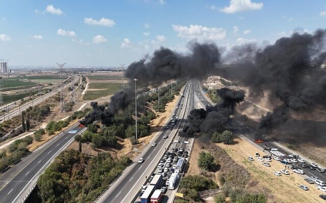 Des dizaines de manifestants réclamant la libération des otages et un accord de cessez-le-feu bloquent la circulation sur les routes 1 et 6 dans le cadre d'une journée nationale de protestation le 26 août 2025. (Capture d'écran/Mouvement israélien de protestation pour la démocratie)