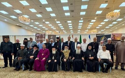 Un groupe de chefs religieux assiste à une réunion organisée par le Grand Rabbinat dans la « salle de guerre » druze du village de Julis, en Galilée, le 28 août 2025. (Crédit : Grand Rabbinat)