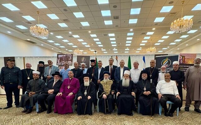Un groupe de chefs religieux assiste à une réunion organisée par le Grand Rabbinat dans la « salle de guerre » druze du village de Julis, en Galilée, le 28 août 2025. (Crédit : Grand Rabbinat)