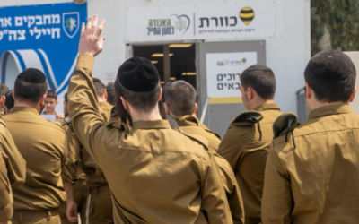 Des soldats ultra-orthodoxes sont enrôlés dans l'armée dans un centre d'intégration, le 28 avril 2025. (Armée israélienne)