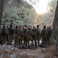 Des soldats de la brigade Hasmonéenne, dans une forêt près de Jérusalem, tôt le matin du 6 août 2025. (Crédit : Armée israélienne)