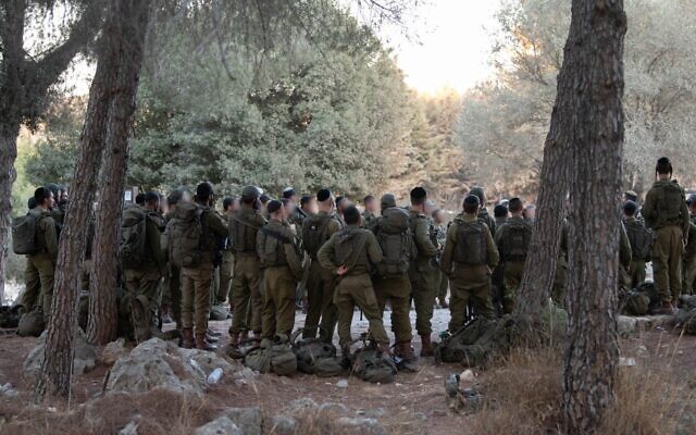 Des soldats de la brigade Hasmonéenne, dans une forêt près de Jérusalem, tôt le matin du 6 août 2025. (Crédit : Armée israélienne)