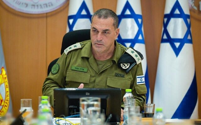 Le chef d'état-major de l'armée israélienne, le lieutenant-général Eyal Zamir, rencontre des officiers supérieurs le 13 août 2025. (Crédit : Tsahal)