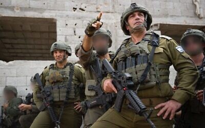 Le chef d'état-major des Forces de défense israéliennes, le lieutenant-général Eyal Zamir, s'entretient avec d'autres bureaux dans la ville de Khan Younès, au sud de Gaza, le 21 août 2025. (Crédit : autorisation du porte-parole de l'armée israélienne) Le chef d'état-major des Forces de défense israéliennes, le lieutenant-général Eyal Zamir, s'entretient avec d'autres bureaux dans la ville de Khan Younès, au sud de Gaza, le 21 août 2025. (Crédit : autorisation du porte-parole de l'armée israélienne)