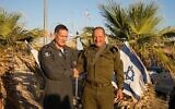 Le chef de l'armée de l'air israélienne, le major-général Tomer Bar (à gauche) et le chef des forces terrestres, le major-général Nadav Lotan (à droite) lors de l'inauguration de la toute nouvelle base d'entraînement pour le réseau de collecte de renseignements de combat à la base aérienne d'Ovda, le 26 août 2025. (Armée israélienne)