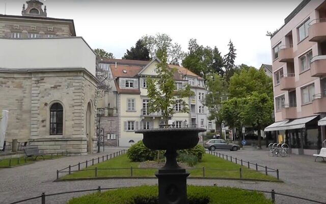 La Place Willy-Brandt, dans la ville de Baden-Baden, en Allemagne, en 2013. (Crédit : Capture d'écran/YouTube ; utilisée conformément à la clause 27a de la loi sur le droit d'auteur) La Place Willy-Brandt, dans la ville de Baden-Baden, en Allemagne, en 2013. (Crédit : Capture d'écran/YouTube ; utilisée conformément à la clause 27a de la loi sur le droit d'auteur)