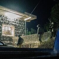 Des soldats de la 226ᵉ brigade de parachutistes de réserve opérant dans la ville de Hader, dans le sud de la Syrie, le 3 août 2025. (Crédit : Armée israélienne)